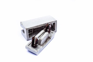 Beyaz üzerinde izole beyaz renkli kirli elektrik devresi yakın.