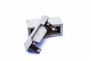 Eski yıpranmış metal detayları beyaz arkaplanda izole edildi