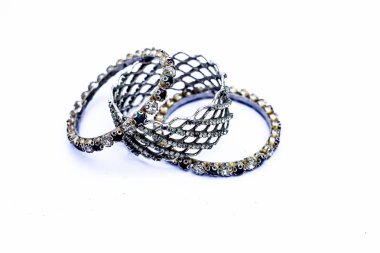 Beyaz üzerinde izole üzerinde elmas ile lüks gümüş ve altın bilezik yakın.