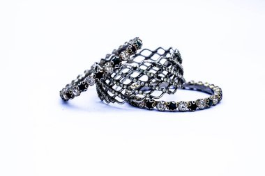 Beyaz üzerinde izole üzerinde elmas ile lüks gümüş ve altın bilezik yakın.