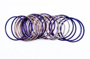 Beyaz üzerine izole edilmiş mor ve turuncu renkli metal bileziklerin yakın çekim.