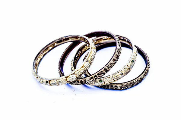 Close Pulseiras Metal Coloridas Douradas Isoladas Branco Com Alguns Diamantes — Fotografia de Stock