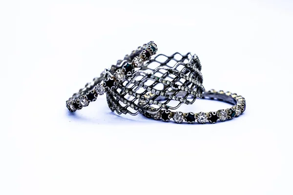 Gros Plan Bracelets Luxueux Argent Avec Des Diamants Sur Elle — Photo