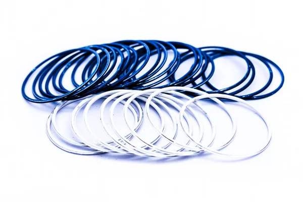 Close Van Witte Blauwe Gekleurde Metalen Armbanden Geïsoleerd Wit — Stockfoto