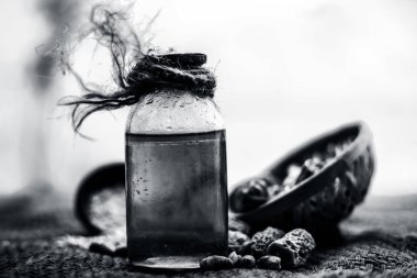 Gunny çanta yüzeyinde şeffaf bir şişe içinde çıkarılan bitkisel yararlı yağ ile bir sepet veya sepet içinde ham organik kharek veya kurutulmuş tarihleri yakın.