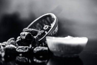 Kahverengi renkli gunny çanta yüzeyinde popüler Hint ve Asya Kış içecek yakın yani Kharek ka dudh veya kurutulmuş hurma süt süt oluşan, kurutulmuş hurma, kaju fıstığı, badem kuru meyve ve şeker.