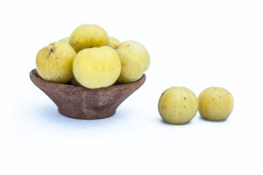 Ham taze organik popüler Hint & Asya meyve beyaz yani Hint bektaşi üzümü veya Amla veya Phyllanthus emblica veya emblic veya emblic myrobalan veya myrobalan izole yakın.