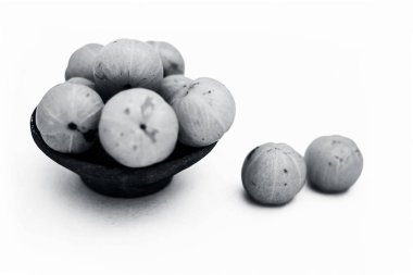 Ham taze organik popüler Hint & Asya meyve beyaz yani Hint bektaşi üzümü veya Amla veya Phyllanthus emblica veya emblic veya emblic myrobalan veya myrobalan izole yakın.
