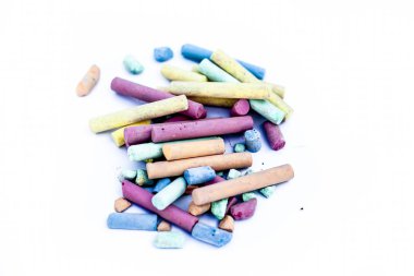 Renkli tebeşir veya beyaz renkli çubuklar beyaz izole siyah tahta üzerinde yazmak için kullanılan.