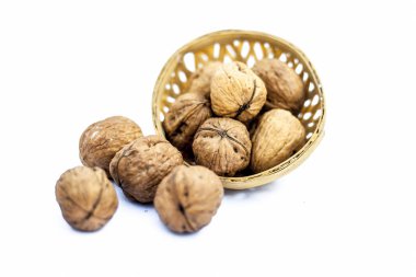 Yakın ham organik Ceviz veya Juglans veya Akhrot veya Akharot beyaz bir engel izole yakın.