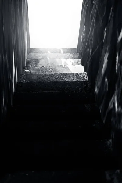 楼梯垂直拍摄向下 没有结束或结束与一些亮度 — 图库照片