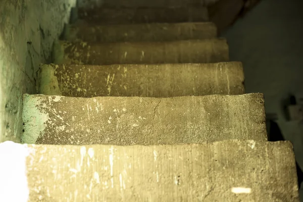 Aşağıya doğru giden merdivenlerin dikey çekimi.