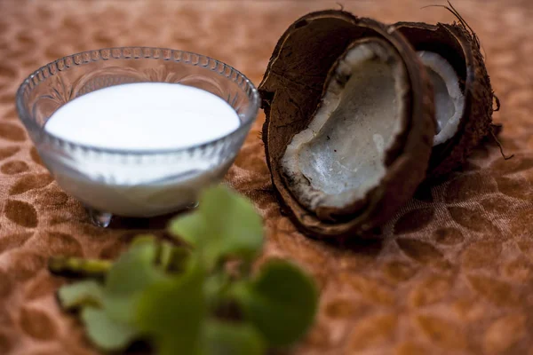 Close Coconut Milk Transparent Glass Bowl Raw Coconut Brown Colored — Stock Photo, Image