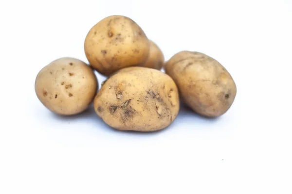 生の有機ジャガイモまたはソラナムのチューブロスモラアルーまたは白で単離されたアルのクローズアップ — ストック写真