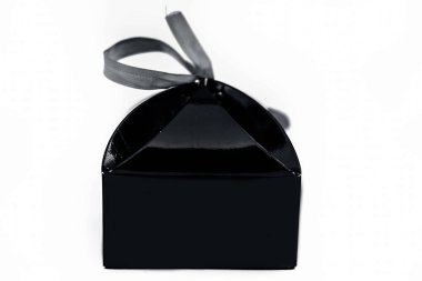 Beyaz üzerine izole süslenmiş mavi renkli hediye kutusunu kapatın.