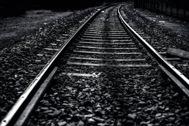 Çevrenin kurutularak orman tipi bir alanda geçen veya düz çalışan demiryolu raylarının kapatılması.