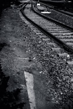 Çevrenin kurutularak orman tipi bir alanda geçen veya düz çalışan demiryolu raylarının kapatılması.