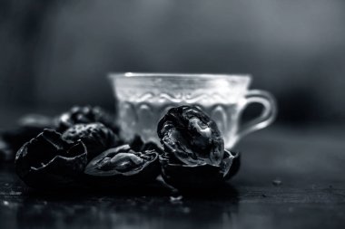 Duvar fıstığı veya ceviz çayı bitkisel organik çay kabuk çiğ duvar somun ile şeffaf bir cam fincan ve kırık da kapatın.