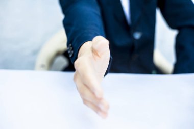 İşadamının elini eline vermek ya da el sıkışmak isteyen ya da beyaz izole işbirliği kavramı yakın.