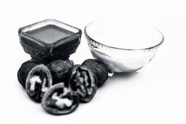 Beyaz yani ceviz tozu da tüm ham malzemelerle cam bir kapta lor ile karıştırılır saç hasarı önlemek için ceviz yüz paketi kapatın.