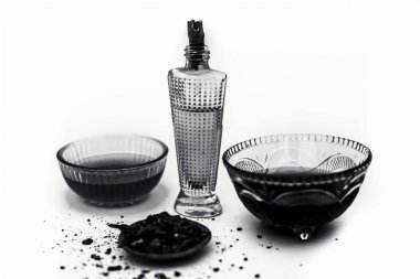 Parfüm şişede, malzemeler beyaz arkaplanda izole edilmiş.