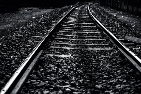 Çevrenin kurutularak orman tipi bir alanda geçen veya düz çalışan demiryolu raylarının kapatılması.