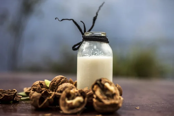 Nahaufnahme Von Walnuss Oder Akhrot Auf Hölzerner Oberfläche Einer Tonschale — Stockfoto