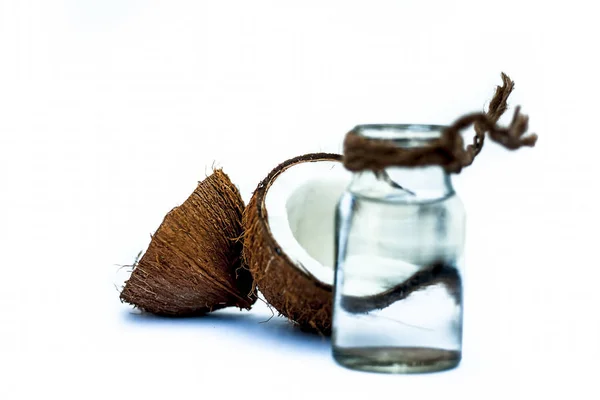 Rauwe Biologische Kokosnoot Met Zijn Geëxtraheerde Zoet Water Een Witte — Stockfoto
