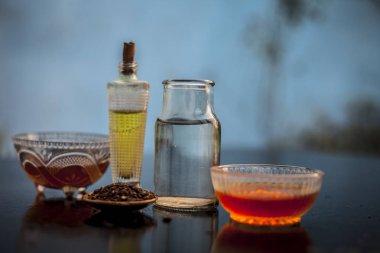 Ahşap yüzeyde saç büyüme tedavisi yakın yani Shikakai iyi bal zeytinyağı ve su ile beyaz yüzeyde tüm malzemelerle karıştırılır