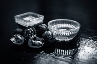 Ceviz tozu ve ham organik bal oluşan ahşap yüzeyüzerinde cam bir kapta Anemi tedavi etmek için en iyi ev çare yakın.