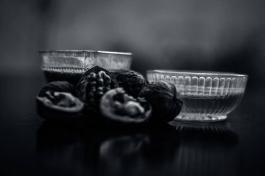 Ceviz tozu ve ham organik bal oluşan ahşap yüzeyüzerinde cam bir kapta Anemi tedavi etmek için en iyi ev çare yakın.