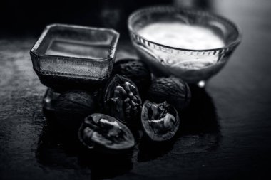 Ahşap yüzeyde saç hasarını önlemek için ceviz yüz paketinin yakın kapatılması yani ceviz tozu tüm ham malzemelerle cam bir kapta lor ile karıştırılır.