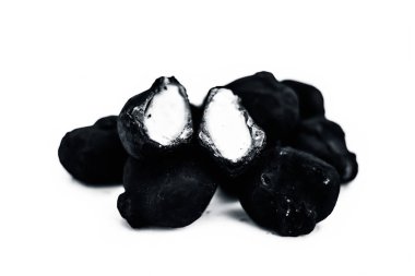 Ham organik su göğüs somun veya çin su göğüs somun tek kesim ile beyaz izole yakın.