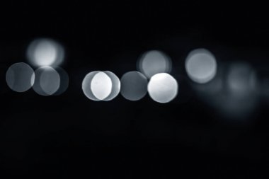 Gün batımında trafik ışıkları bokeh arka plan yakın.