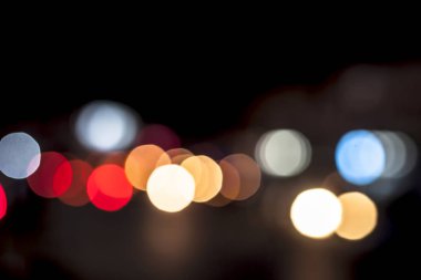 Gün batımında trafik ışıkları bokeh arka plan yakın.