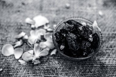 Ham organik hurma veya khajoor veya Phoenix dactylifera bir gunny çanta arka plan üzerinde bir cam kase içinde çekim kapatın.