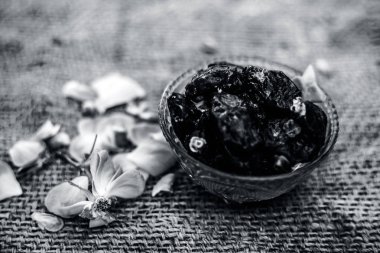 Ham organik hurma veya khajoor veya Phoenix dactylifera bir gunny çanta arka plan üzerinde bir cam kase içinde çekim kapatın.