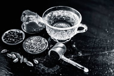 Ahşap yüzeyde popüler çay türü yakın önce rezene, jaggery veya gud, karabiber, çay yaprakları, süt ve yeşil kakule gibi malzemelerle jaggery çay yani çok dunked.