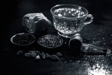 Ahşap yüzeyde popüler çay türü yakın önce rezene, jaggery veya gud, karabiber, çay yaprakları, süt ve yeşil kakule gibi malzemelerle jaggery çay yani çok dunked.