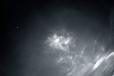 Gökyüzünde alacakaranlıkta bulutlar.