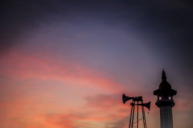 Alacakaranlık ta caminin manzara görünümü.