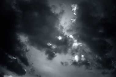 Gün batımında çekilen güneş yetenek atış ile Bulutlar.