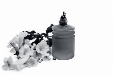 şeffaf cam şişe beyaz arka plan üzerinde izole uçucu yağ ile allamanda çiçekler  