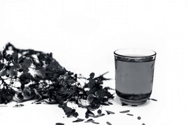 Beyaz izole çiçekler ile şeffaf bir cam tavus kuşu çiçek bitkisel organik taze özü çekim kapatın.