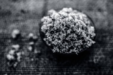 Popüler Hint & Asya tatlı yemeği yani Malida veya churma na ladu veya moti chur na ladu kahverengi yüzeyüzerinde bir kase içinde yakın.