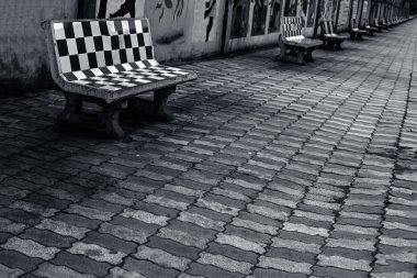 Bahçede banklar gündüz atış.