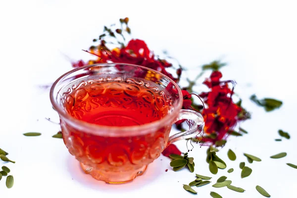 Gros Plan Tisane Bio Fraîche Fleurs Paon Dans Une Tasse — Photo