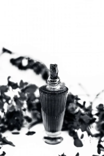 Κοντινό Πλάνο Αρώματος Μυρωδιάς Λουλουδιών Παγώνι Ένα Διαφανές Μπουκάλι Μαζί — Φωτογραφία Αρχείου