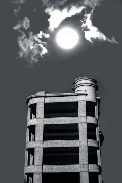 太陽と雲と白い色の建物の建築ミニマルショット — ストック写真