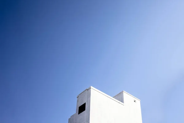 Architektonicky Minimalistický Záběr Bílé Barevné Budovy Sluncem Mraky Sluneční Erupční — Stock fotografie